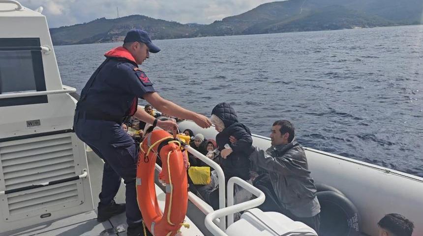 İzmir açıklarında 85 düzensiz göçmen kurtarıldı, 73 göçmen yakalandı