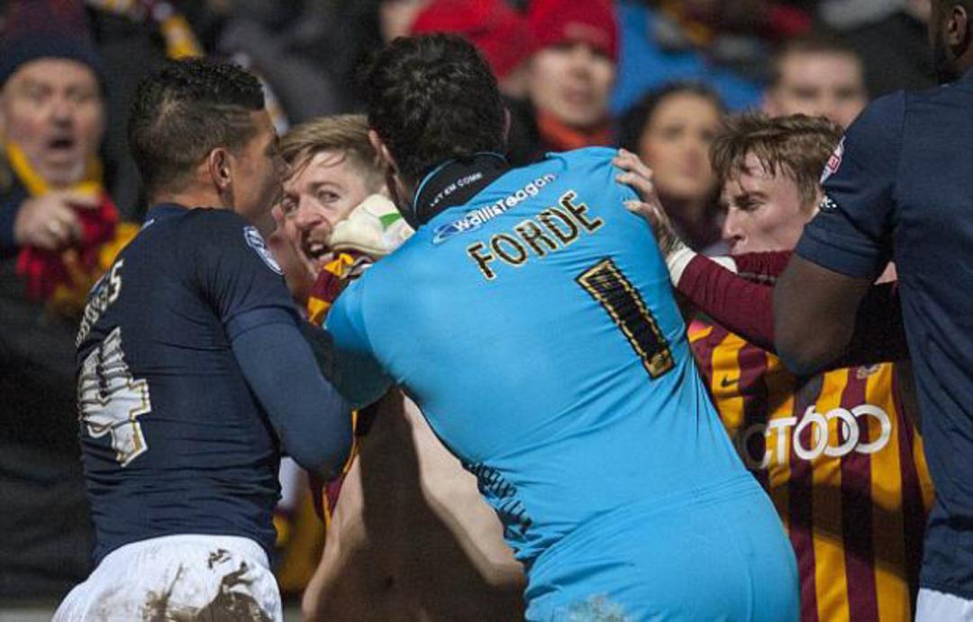 Ma&ccedil;ta yumruklar konuştu