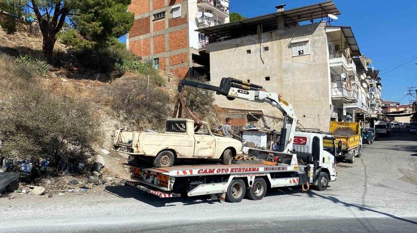 Bozdoğan’da yol kenarları hurda araçlardan temizlendi