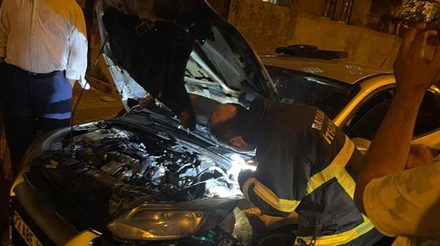 Batman'da park halindeki otomobil alev aldı