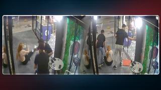 Kadın personel cam kapıya çarpıp yere savruldu! Bu kapıda bir şey var gelip gidip çarpıyorlar 