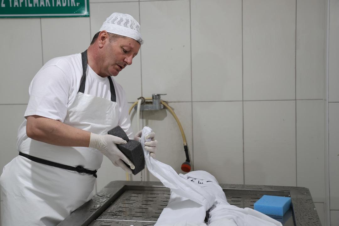 Diziden sonra mesleğe ilgi artmıştı: Ölü nasıl yıkanır tek tek anlattı! Gassal uygulamalı gösterdi 2