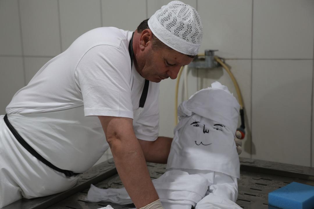 Diziden sonra mesleğe ilgi artmıştı: Ölü nasıl yıkanır tek tek anlattı! Gassal uygulamalı gösterdi 3