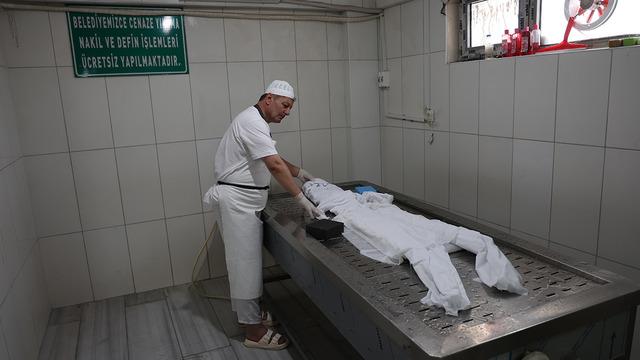 Diziden sonra mesleğe ilgi artmıştı: Ölü nasıl yıkanır tek tek anlattı! Gassal uygulamalı gösterdi