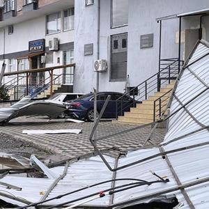 Hatay'da fırtınada uçan çatı 2 araca zarar verdi