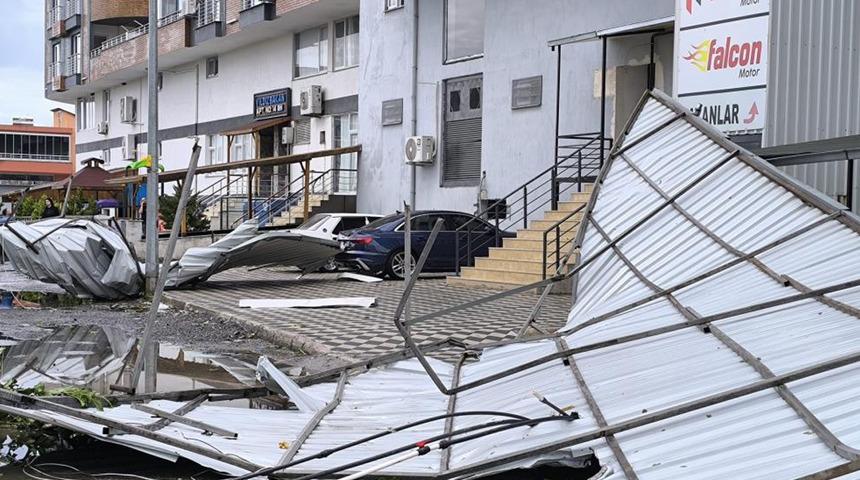 Hatay'da fırtınada uçan çatı 2 araca zarar verdi