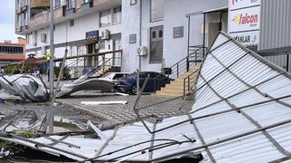 Hatay'da fırtınada uçan çatı 2 araca zarar verdi