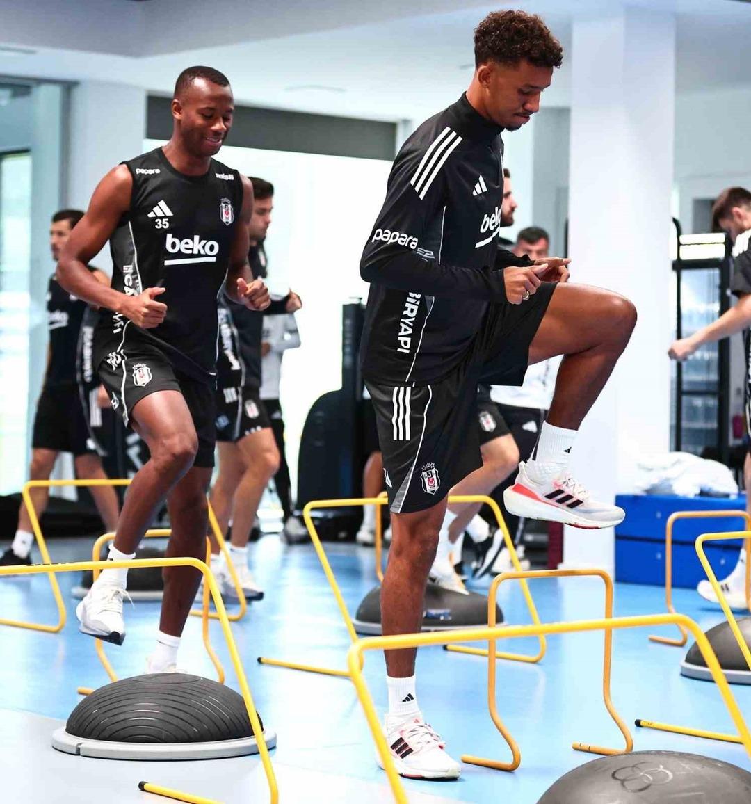 Beşiktaş günün ilk idmanında salonda çalıştı 1