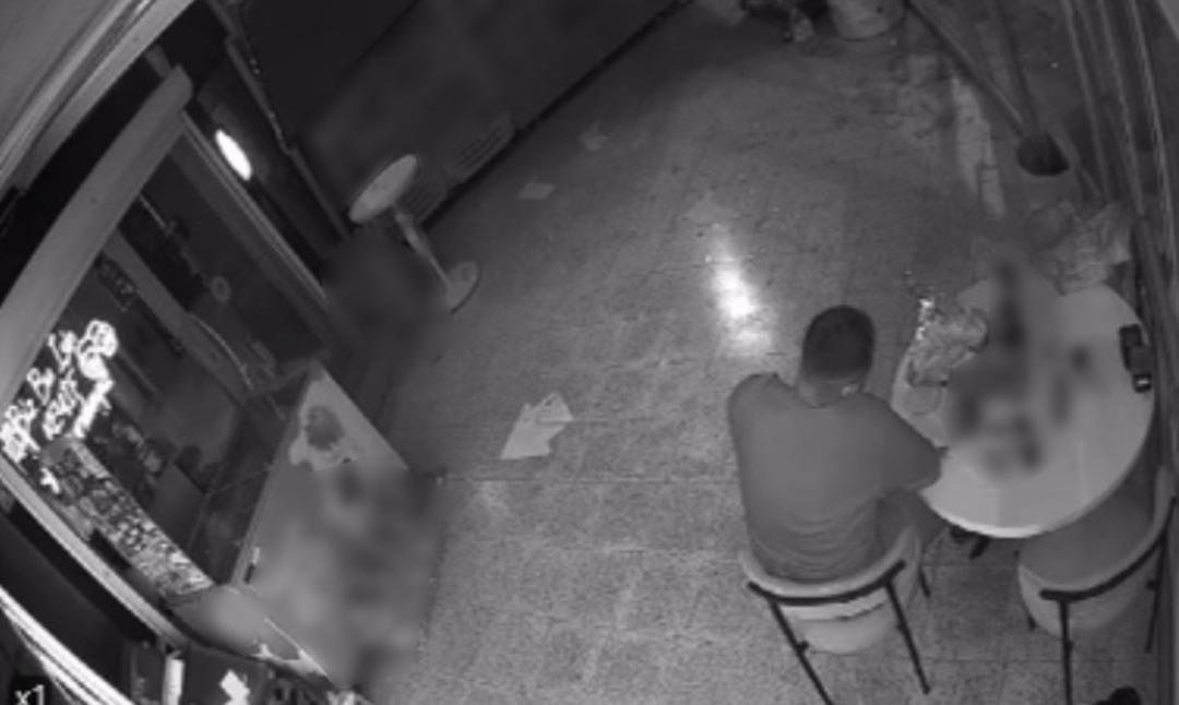 Camı kırıp markete girdi! Kendine sofra kurup alem yaptı! O anlar kamerada... 1