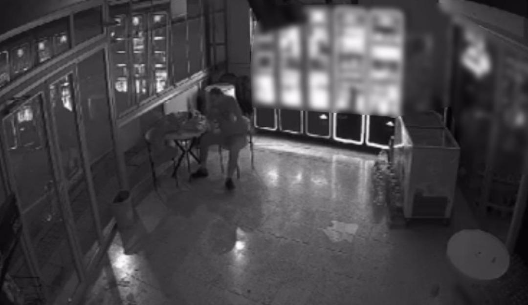 Camı kırıp markete girdi! Kendine sofra kurup alem yaptı! O anlar kamerada... 2