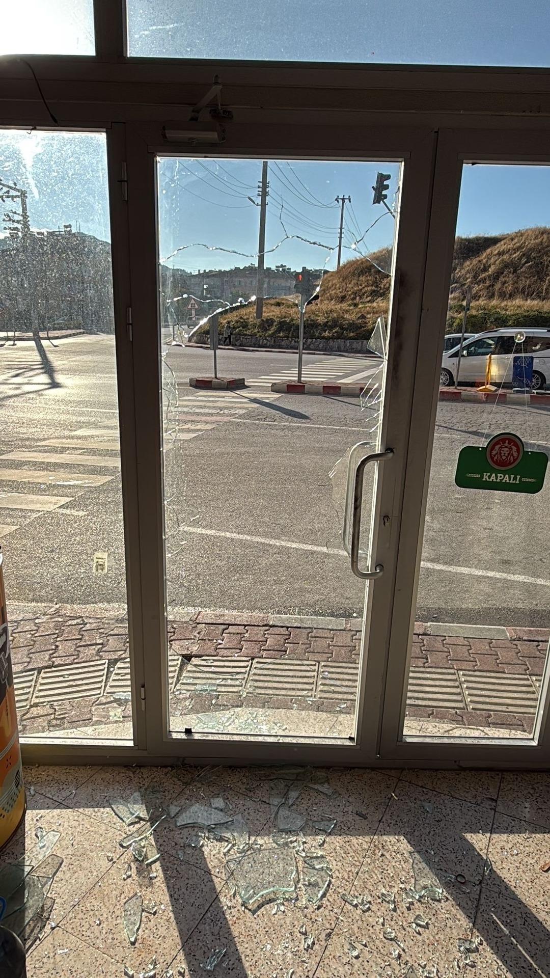 Camı kırıp markete girdi! Kendine sofra kurup alem yaptı! O anlar kamerada... 3