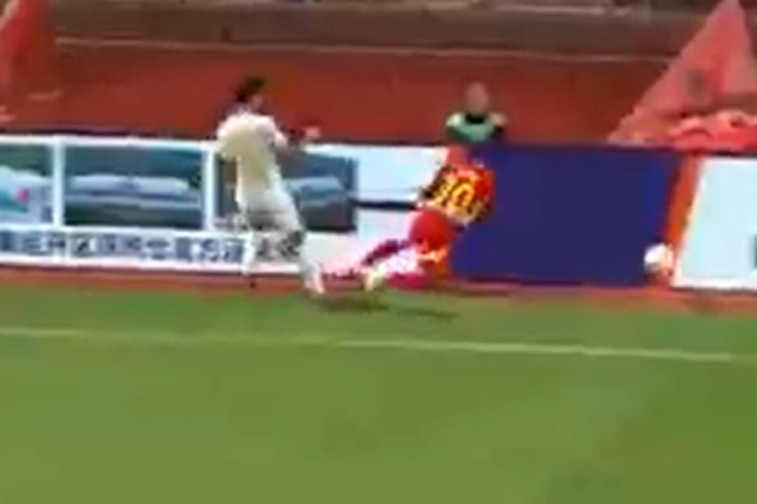 Çin Ligi nde akıl almaz olay! Reklam panolarına düşen futbolcunun felç ihtimali söz konusu... 1