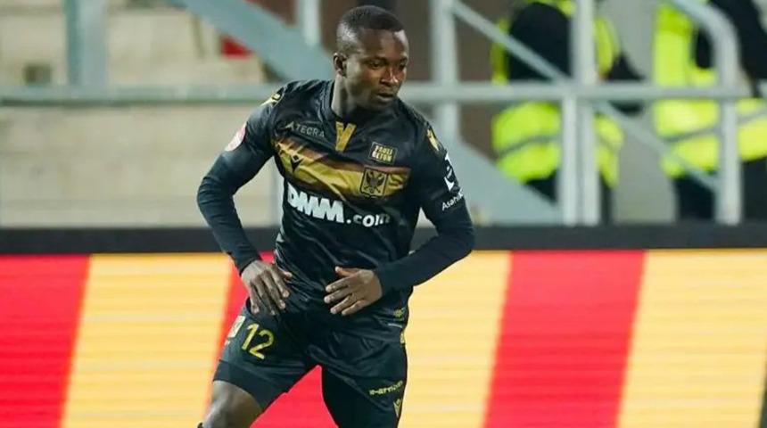 Çin Ligi'nde akıl almaz olay! Reklam panolarına düşen futbolcunun felç ihtimali söz konusu...