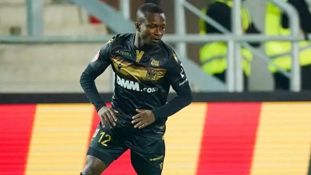 Çin Ligi'nde akıl almaz olay! Reklam panolarına düşen futbolcunun felç ihtimali söz konusu...