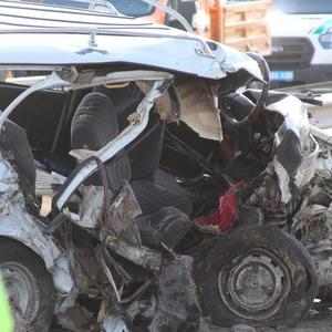 Mersin'de otomobil beton bariyere çarptı: 2 ölü