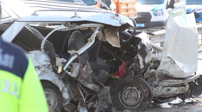 Mersin'de otomobil beton bariyere çarptı: 2 ölü