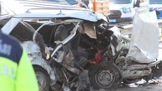 Mersin'de otomobil beton bariyere çarptı: 2 ölü