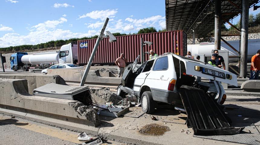 Otomobil, otoyol gişelerinde beton bariyerlere çarptı: 2 ölü 