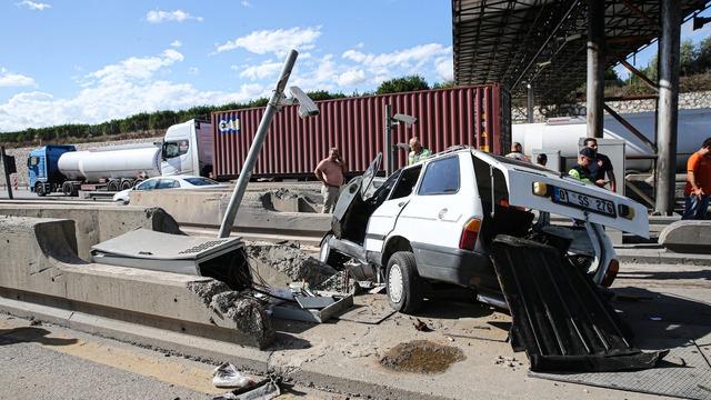 Otomobil, otoyol gişelerinde beton bariyerlere çarptı: 2 ölü 