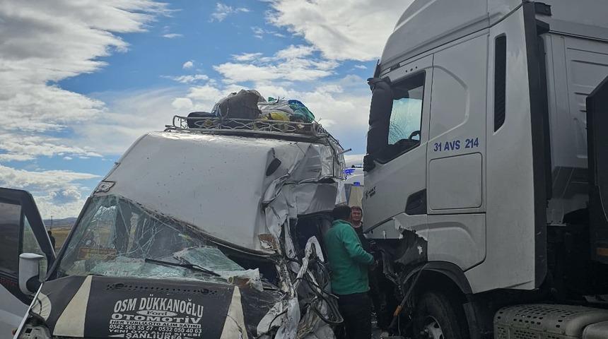 TIR ile minibüs çarpıştı: 9 yaralı