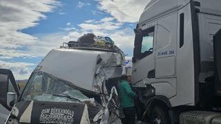 TIR ile minibüs çarpıştı: 9 yaralı