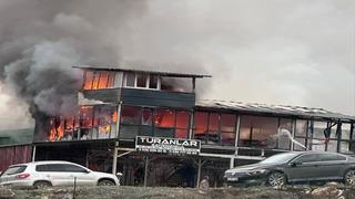 Kocaeli'de 2 katlı konteyner alev alev yandı