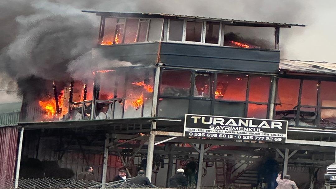 Kocaeli de 2 katlı konteyner alev alev yandı 1