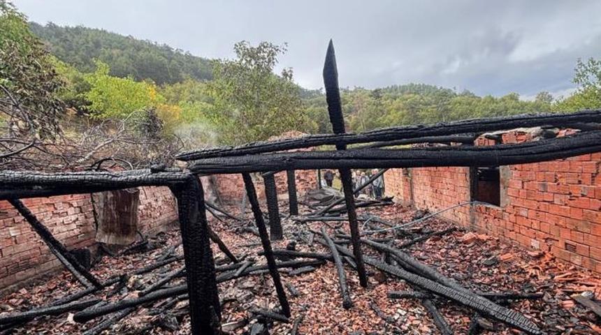 Çorum’da yanan ahırdaki 30 küçükbaş hayvan telef oldu