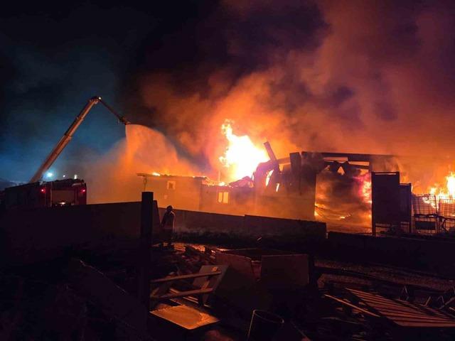 Ankara’da korkutan yangın: Boya dönüşüm fabrikası alevlere teslim oldu! 2