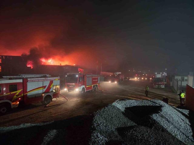 Ankara’da korkutan yangın: Boya dönüşüm fabrikası alevlere teslim oldu! 1