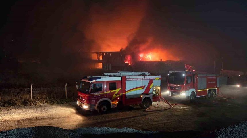 Ankara’da korkutan yangın: Boya dönüşüm fabrikası alevlere teslim oldu!