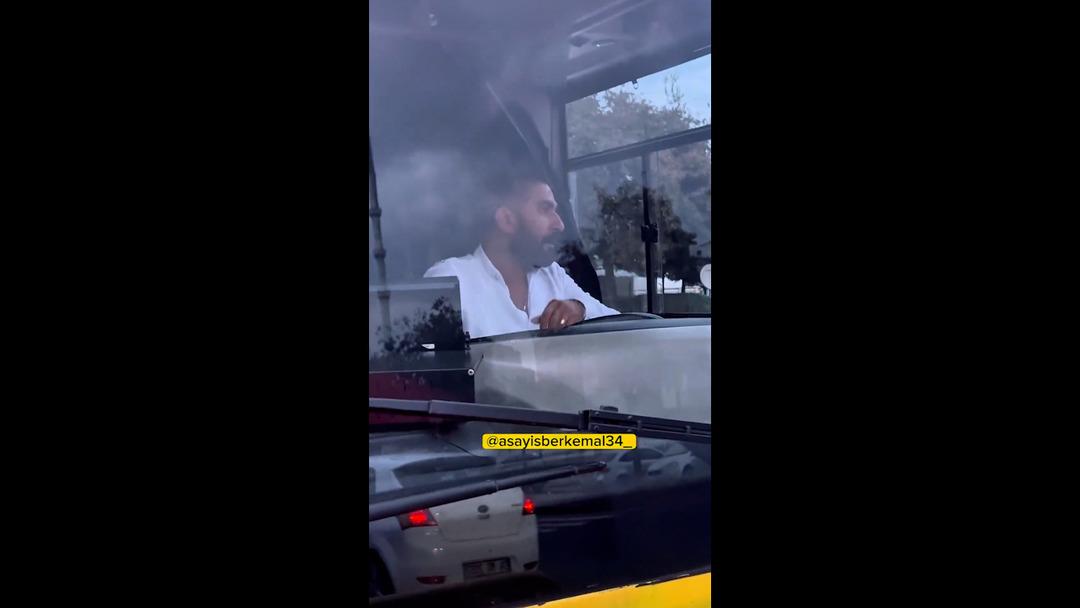 İETT şoförü sinirlendiği sürücüye arkadan çarptı, el hareketi çekti! İETT den açıklama geldi 1