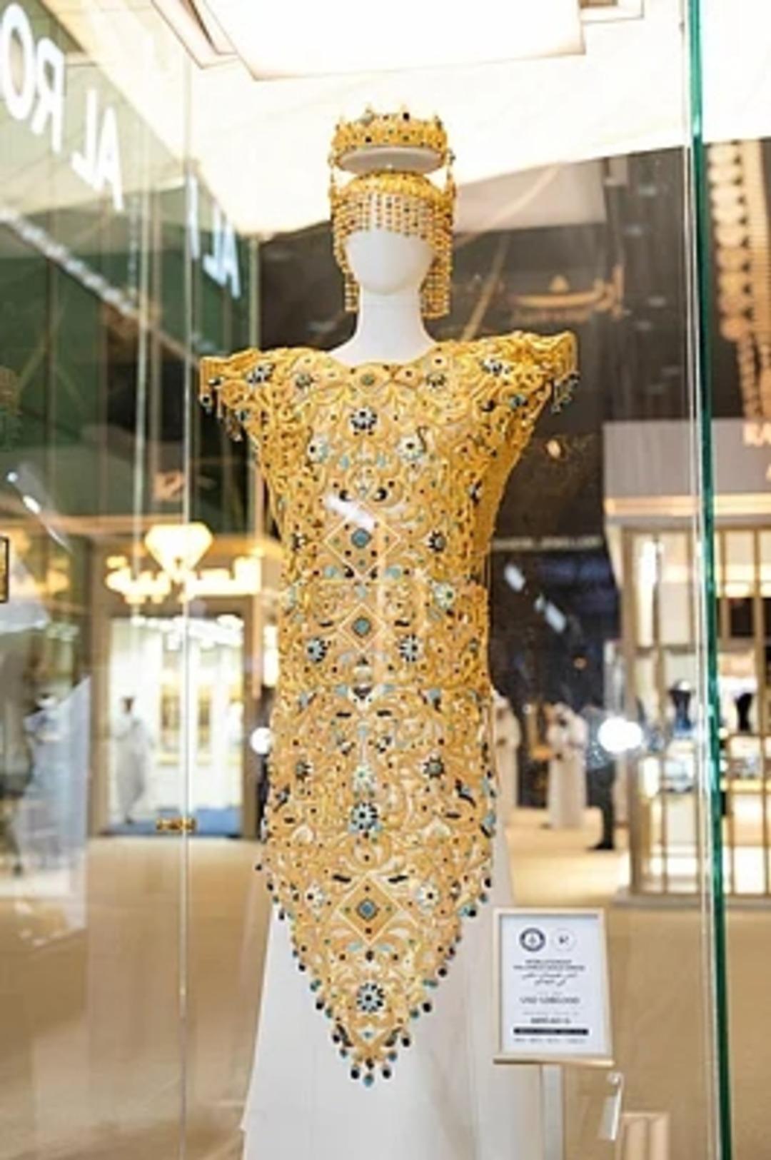 Dünyanın en pahalı elbisesi fiyatıyla dudak uçuklattı! Ağırlığı 10 kilo... 1