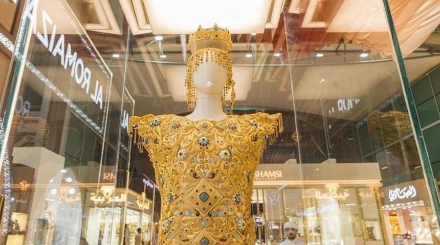 Dünyanın en pahalı elbisesi fiyatıyla dudak uçuklattı! Ağırlığı 10 kilo...