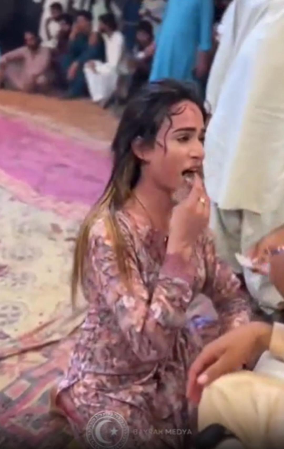 İnfial yaratan görüntü! Elbise giyip dans eden genç erkeğin videosu olay oldu 2