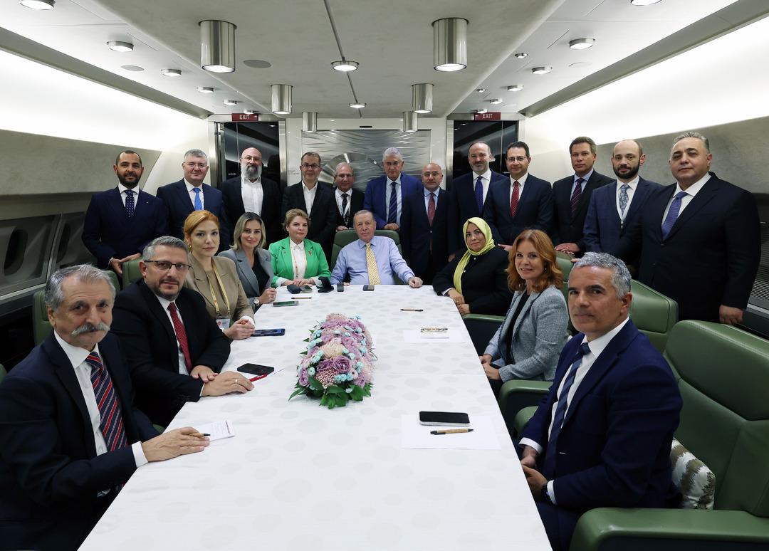 Cumhurbaşkanı Erdoğan ın yurt dışı ekibinde sürpriz isim! Uçakta ünlü oyuncunun kızı da yer aldı 1