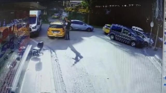 Kadın çalışanı rahatsız etti: Dayak yedi! Otomatik av tüfeğiyle dönüp...