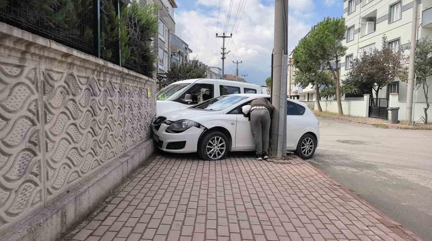 Köşede çarpıştılar, site duvarında durdular