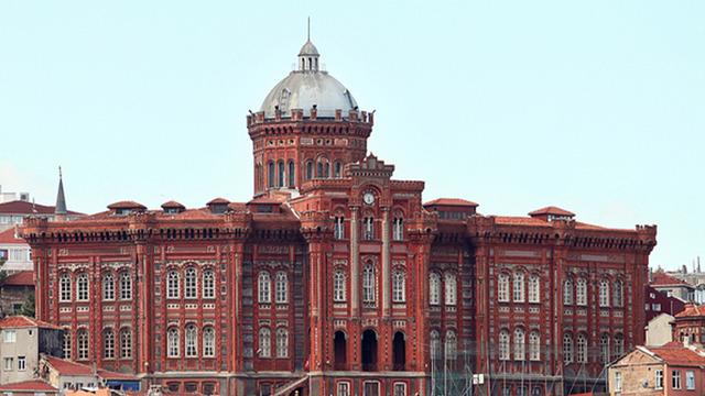 MEB’den Fener Rum Okuluna ‘boşaltın’ yazısı: 571 yıllık Fener Rum Okulu yeni bina arayışında!  Okul müdürü: Maliyeti 10 milyon Euro’nun üzerinde