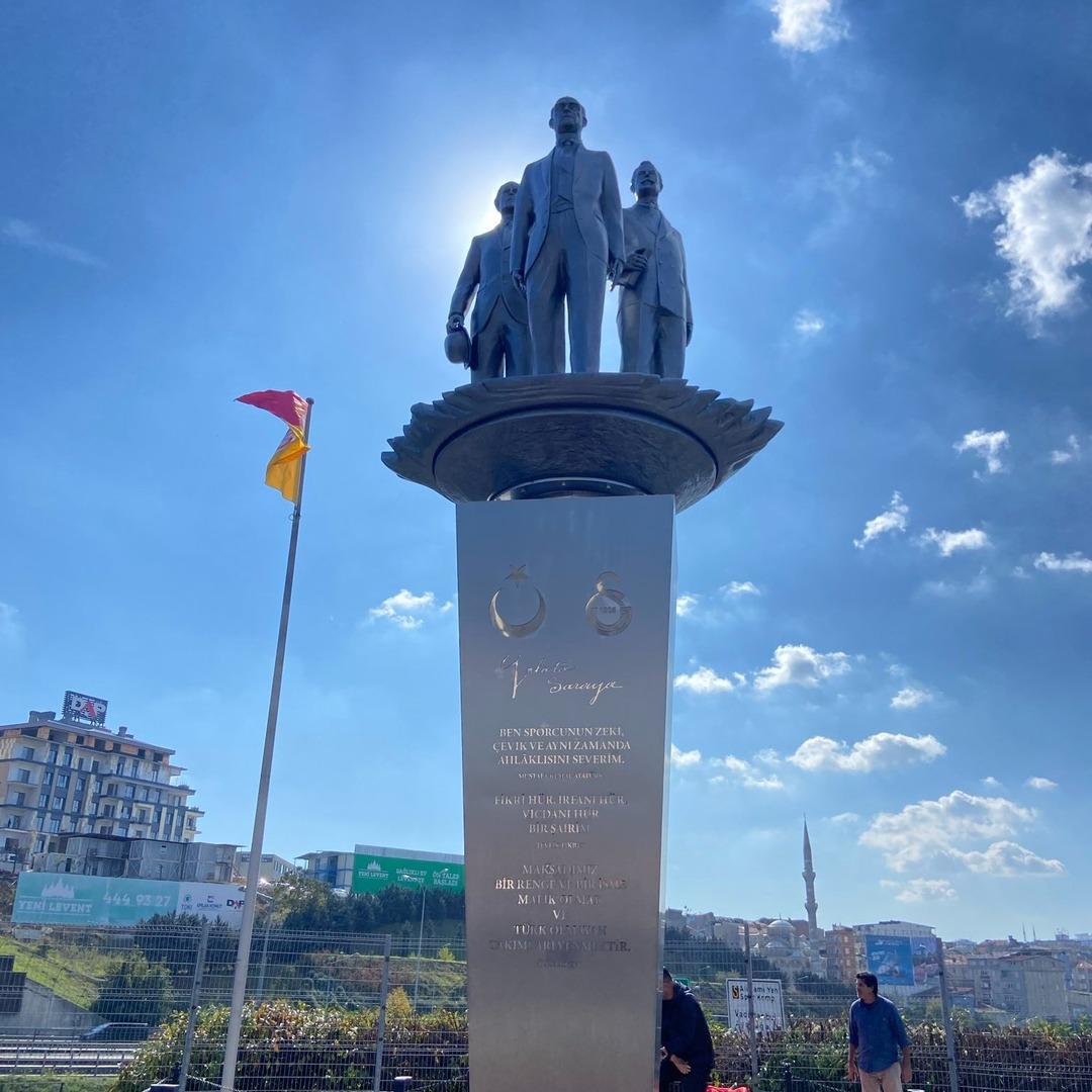 Galatasaray dan 120.kuruluş yıl dönümüne özel açılış! Rams Park ın önüne anıt yapıldı... 1