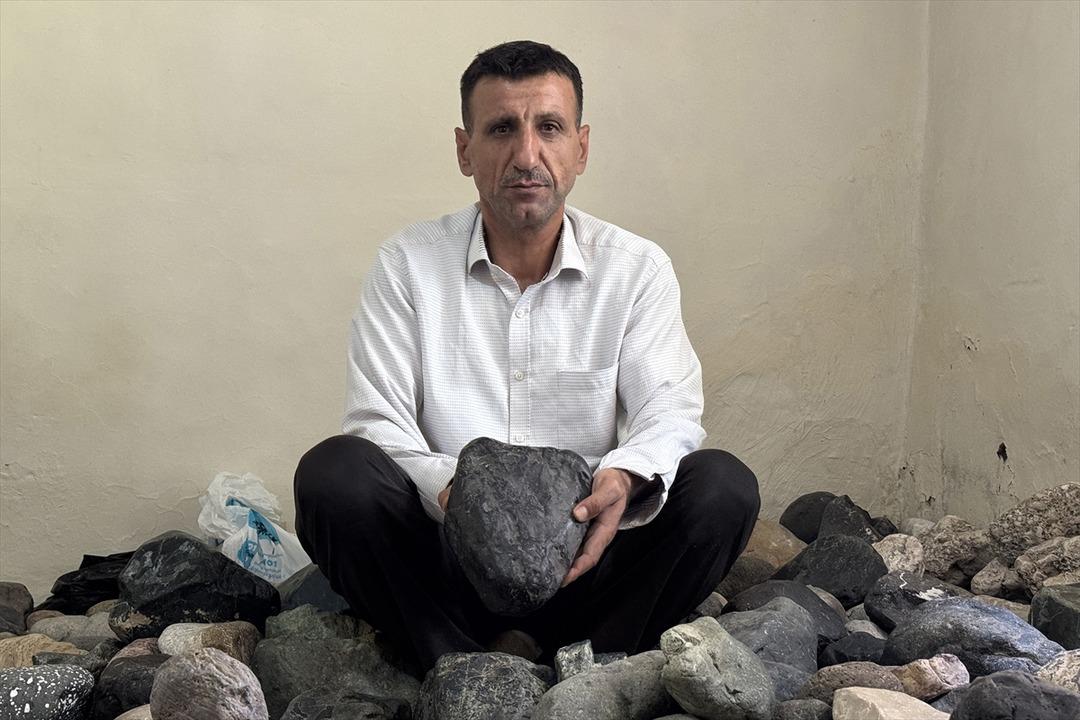  Boş  iş deseler de yılmadı! Yüzlerce taşı evinin bir odasında biriktirdi! Bakın ne arıyor... 1