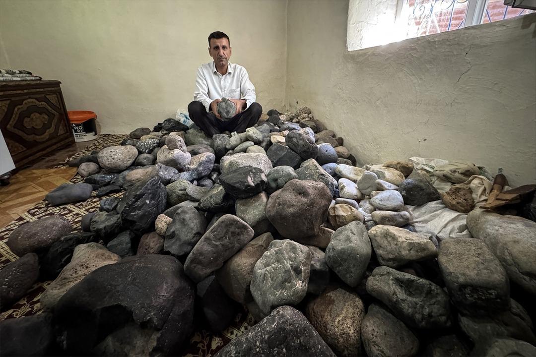  Boş  iş deseler de yılmadı! Yüzlerce taşı evinin bir odasında biriktirdi! Bakın ne arıyor... 2