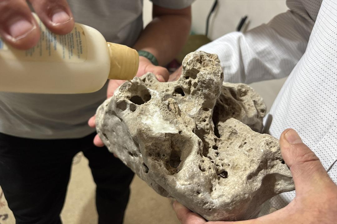  Boş  iş deseler de yılmadı! Yüzlerce taşı evinin bir odasında biriktirdi! Bakın ne arıyor... 3