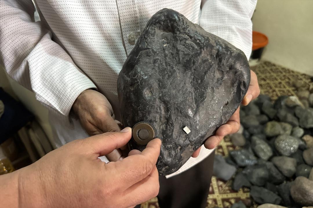  Boş  iş deseler de yılmadı! Yüzlerce taşı evinin bir odasında biriktirdi! Bakın ne arıyor... 4