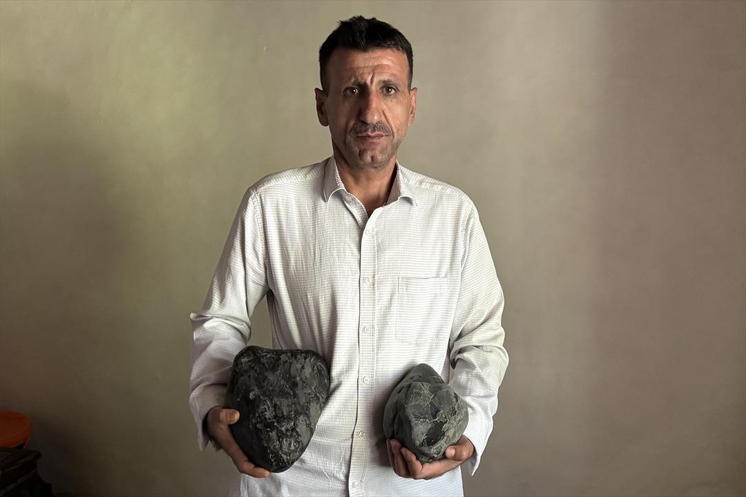  Boş  iş deseler de yılmadı! Yüzlerce taşı evinin bir odasında biriktirdi! Bakın ne arıyor... 5