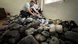 'Boş' iş deseler de yılmadı! Yüzlerce taşı evinin bir odasında biriktirdi! Bakın ne arıyor...