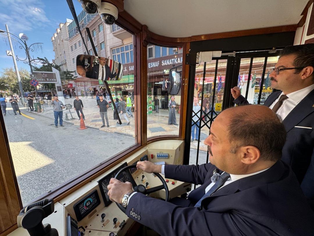 Şanlıurfa Taksim e rakip oldu! Divanyolu trafiğe kapatıldı, nostaljik tramvay hizmete girdi 4