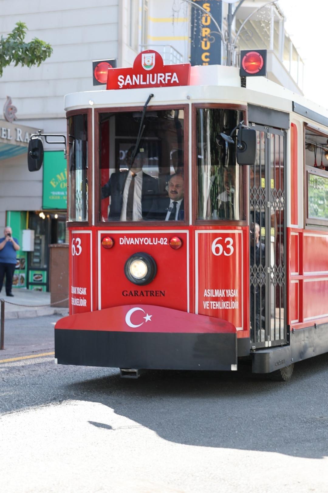Şanlıurfa Taksim e rakip oldu! Divanyolu trafiğe kapatıldı, nostaljik tramvay hizmete girdi 6