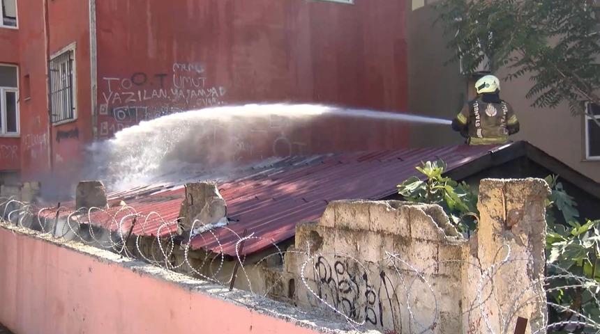 Beyoğlu’nda gecekondu alev alev yandı