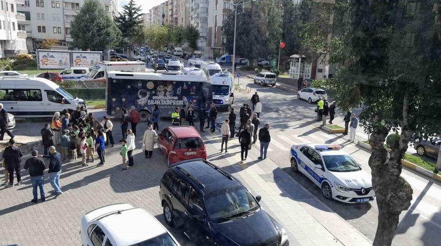 Çorum’da halk otobüsü kamyona çarptı: 22 öğrenci yaralandı